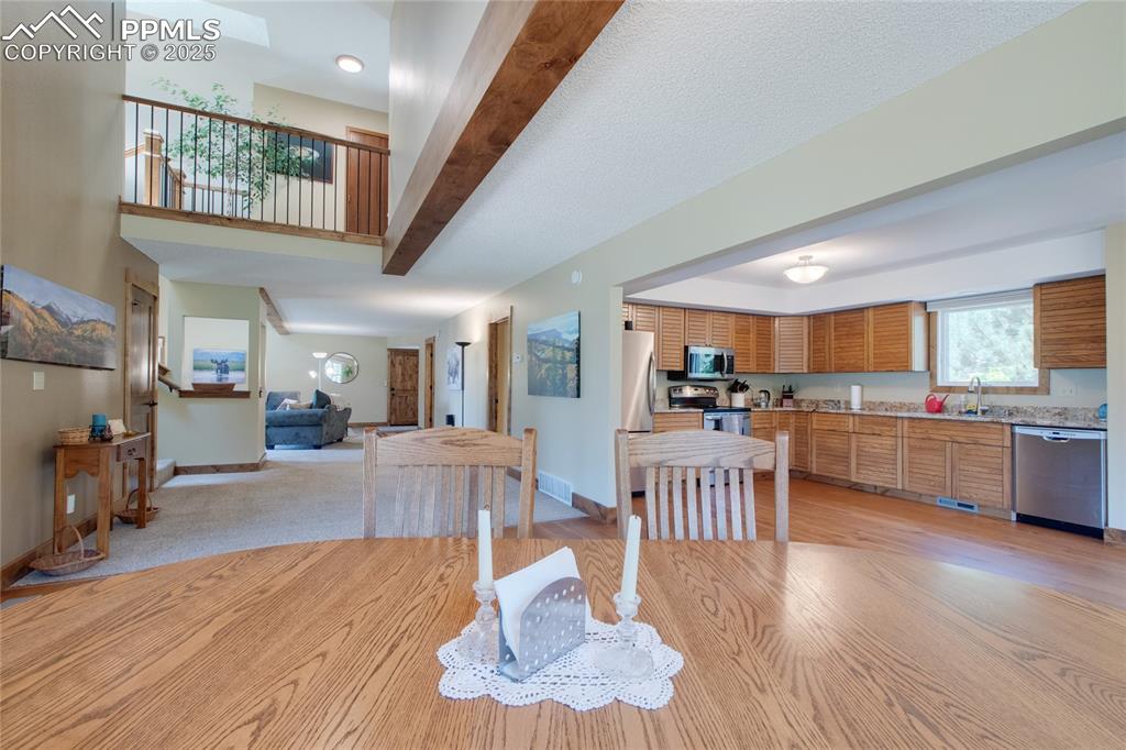Image 17 of 47: Dining Area