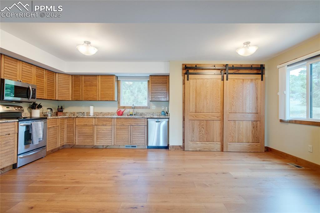 Image 18 of 47: Kitchen