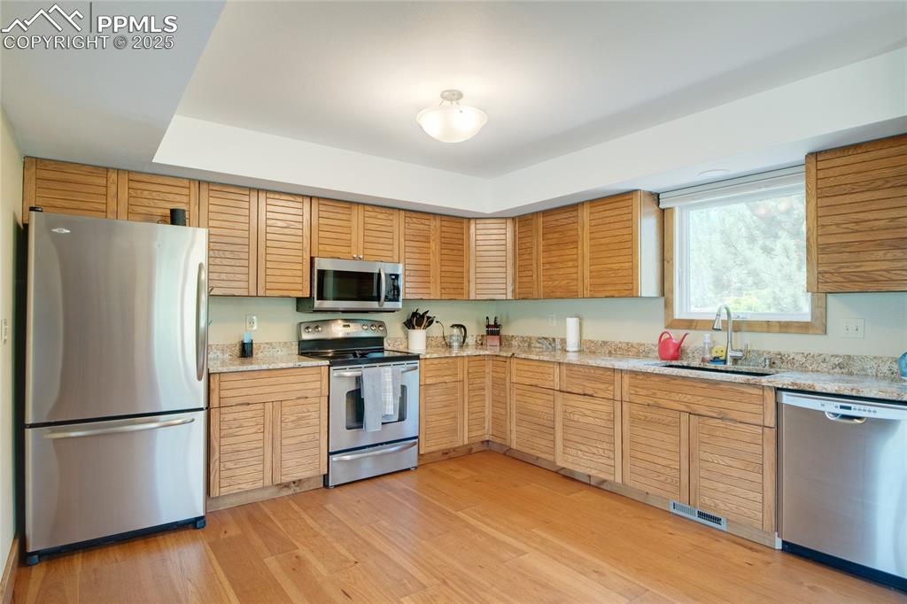 Image 19 of 47: Kitchen