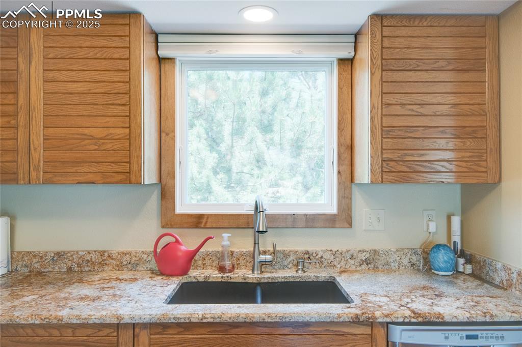 Image 22 of 47: Kitchen