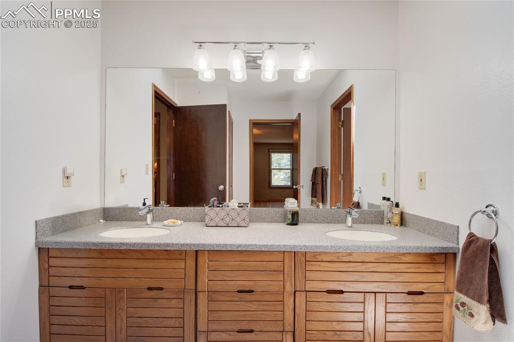 Image 33 of 47: Bathroom