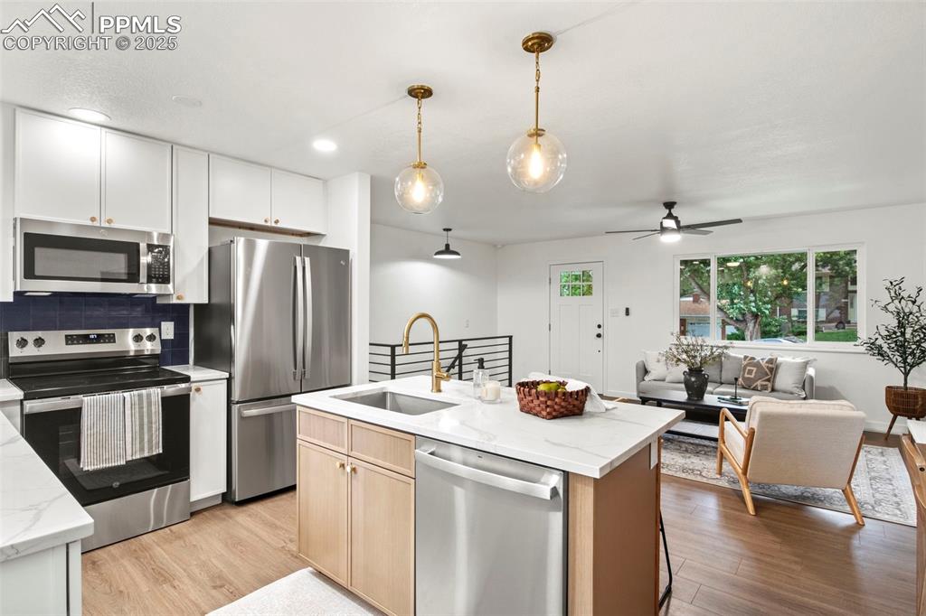 Image 11 of 28: Kitchen