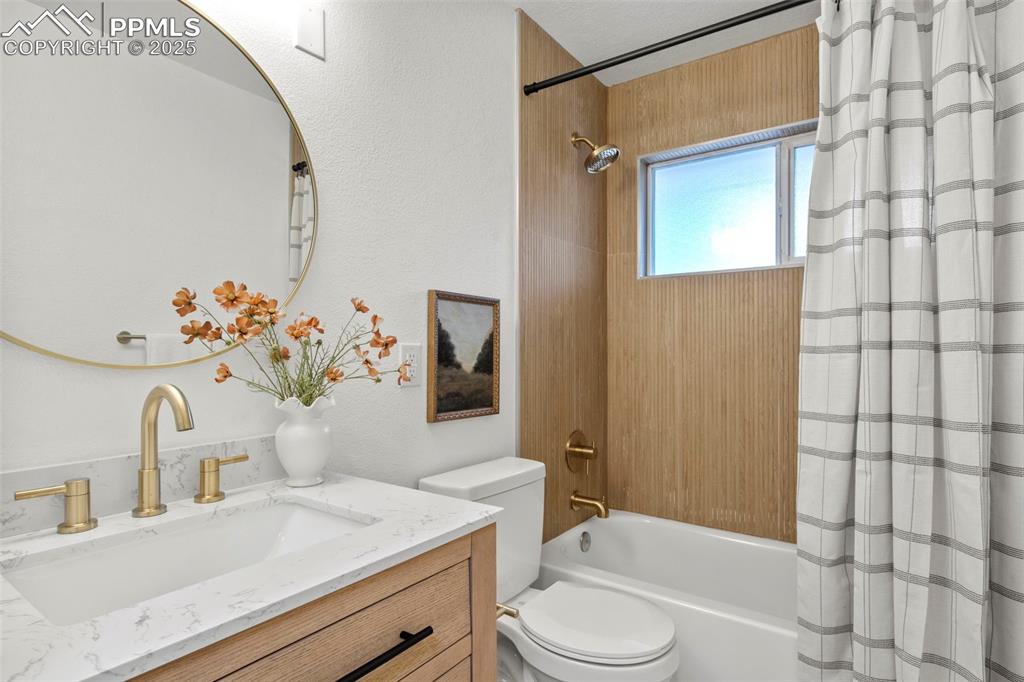 Image 14 of 28: Bathroom