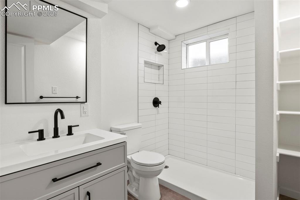 Image 18 of 28: Bathroom