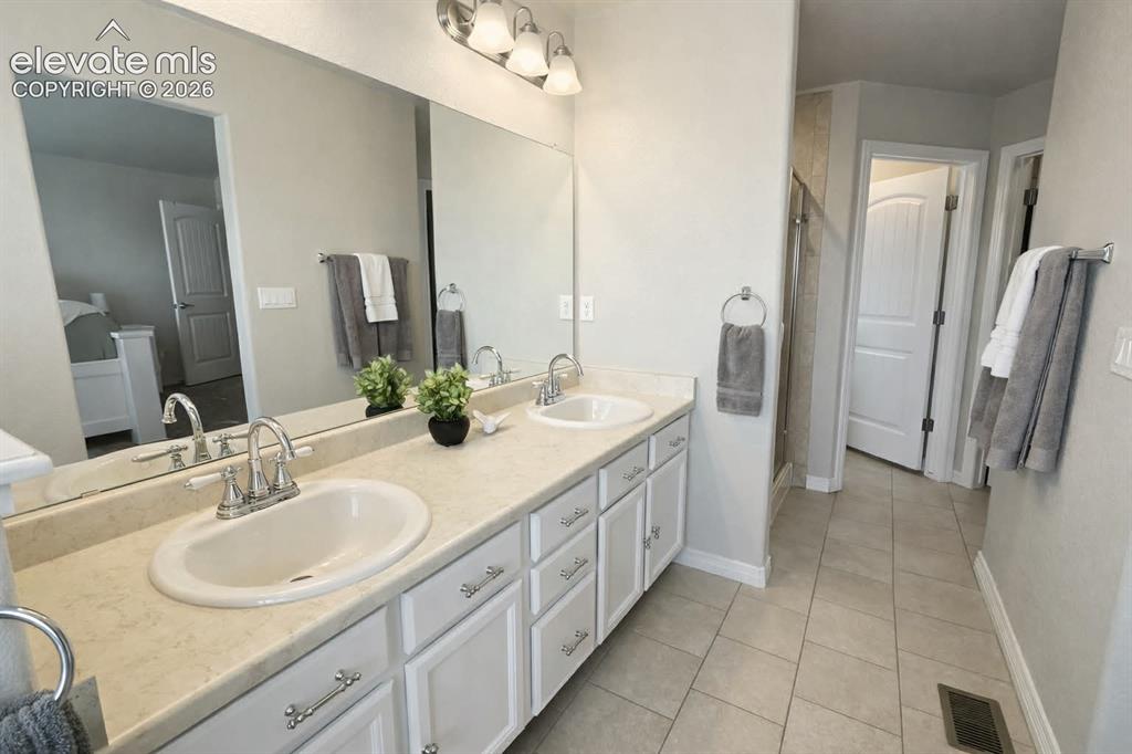 Image 15 of 32: Bathroom