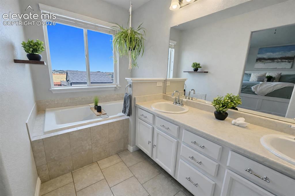 Image 16 of 32: Bathroom
