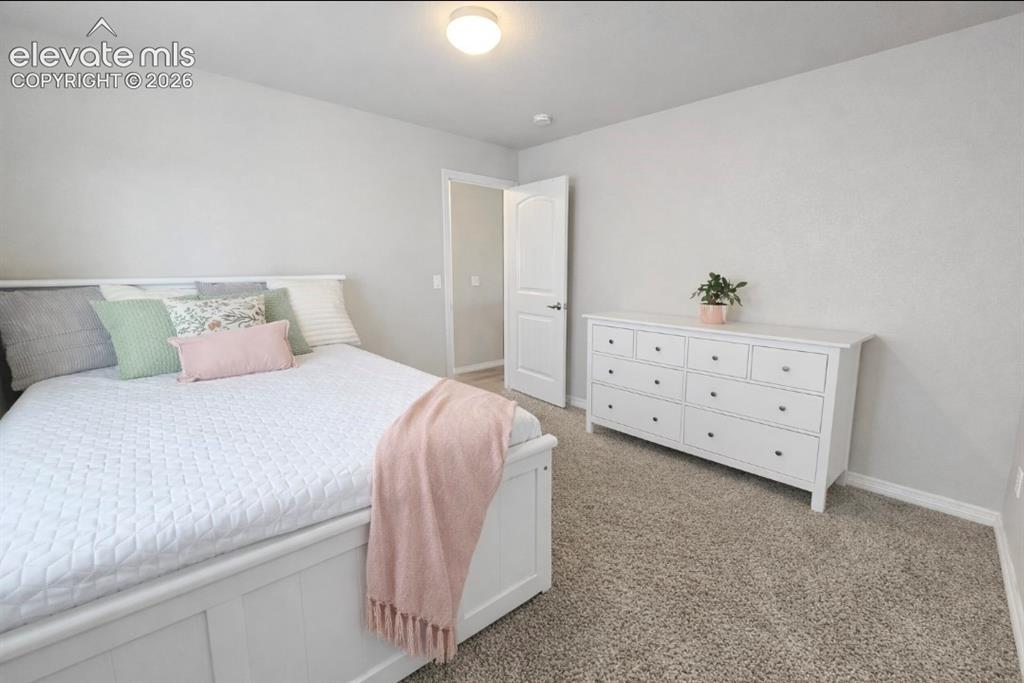 Image 18 of 32: Bedroom