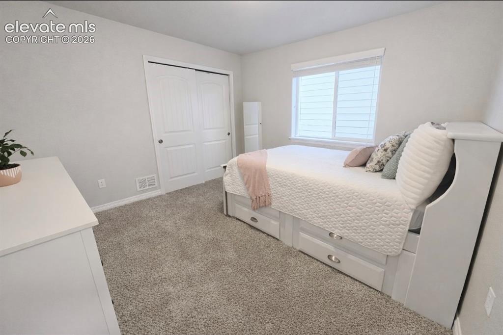 Image 19 of 32: Bedroom