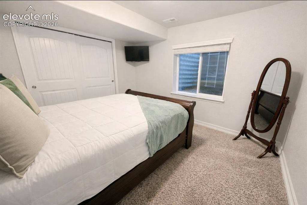 Image 30 of 32: Bedroom