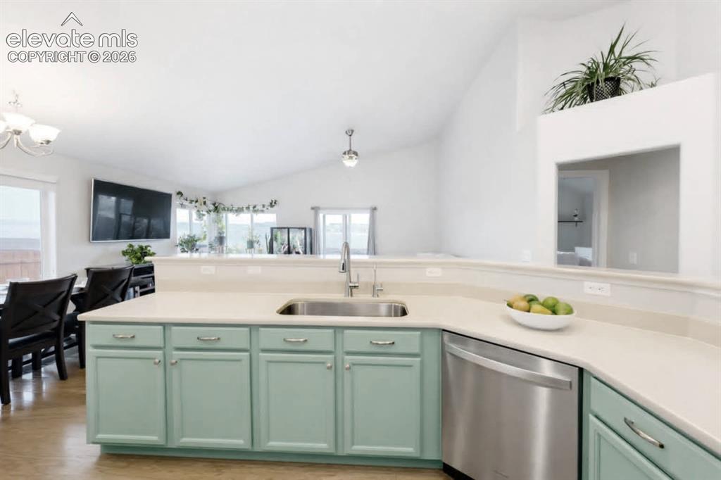 Image 5 of 32: Kitchen