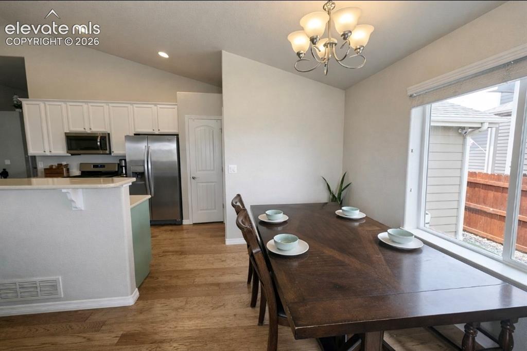 Image 7 of 32: Dining Area