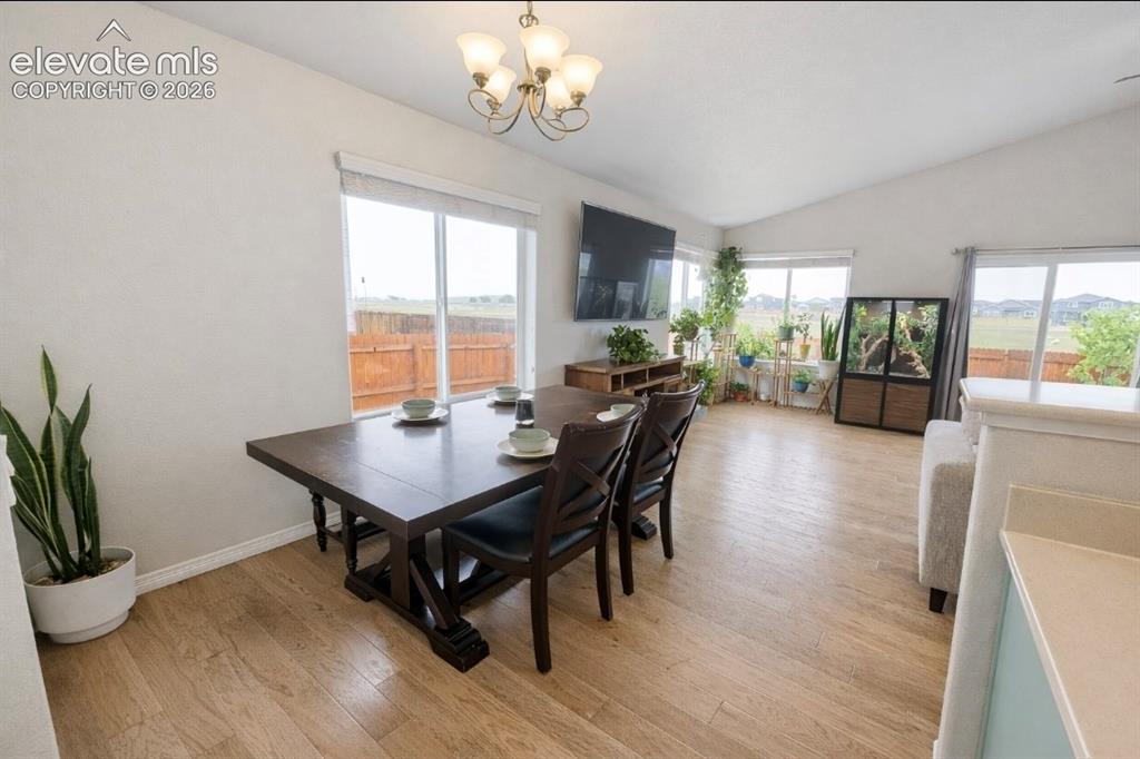 Image 8 of 32: Dining Area