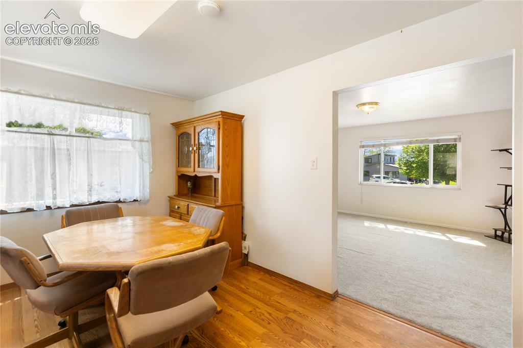 Image 10 of 40: Dining Area