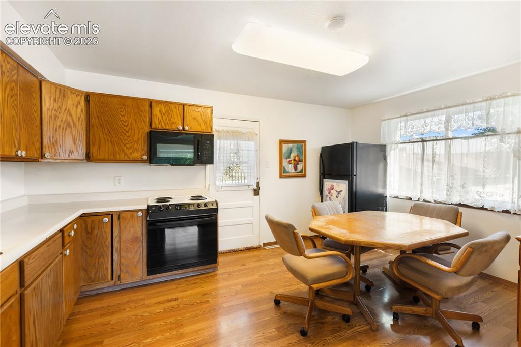 Image 11 of 40: Kitchen