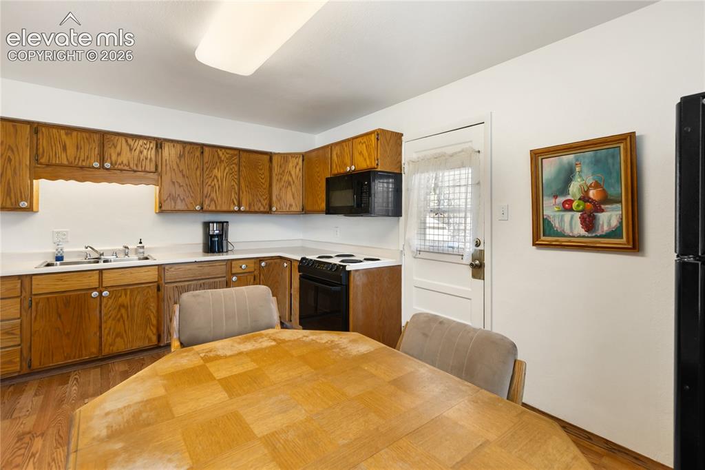 Image 12 of 40: Kitchen