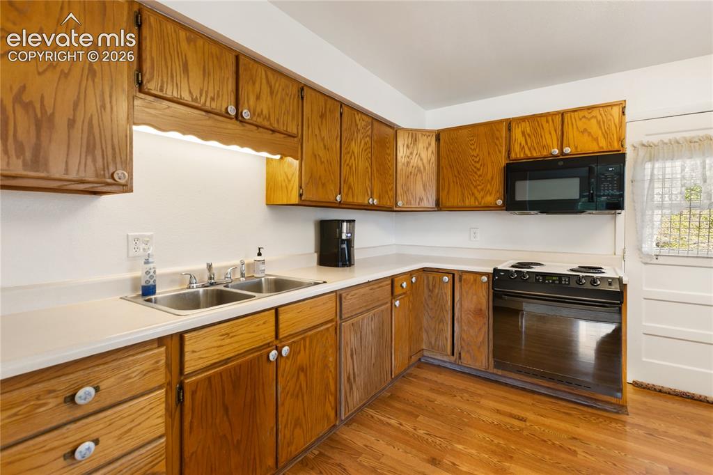 Image 14 of 40: Kitchen