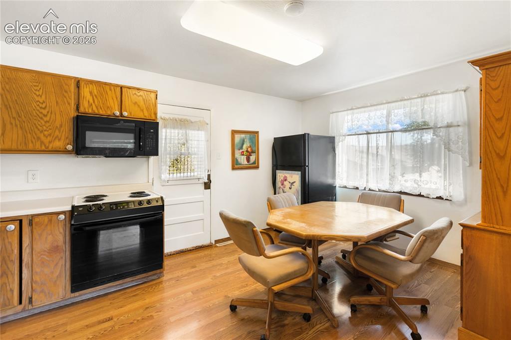 Image 15 of 40: Dining Area