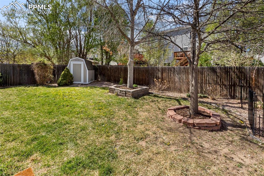 Image 34 of 41: Yard