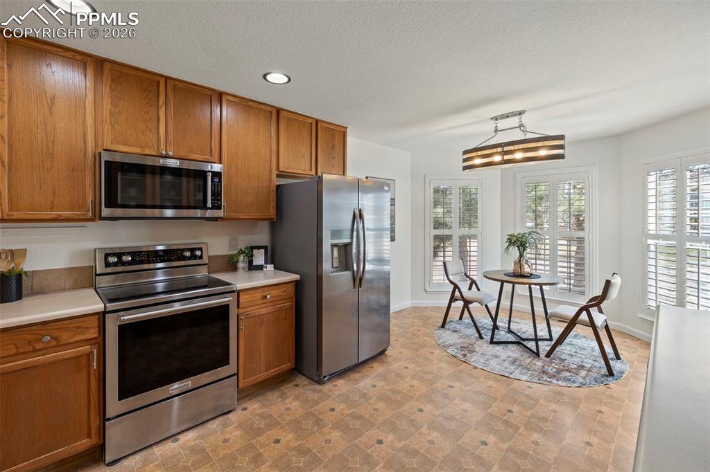 Image 4 of 41: Kitchen