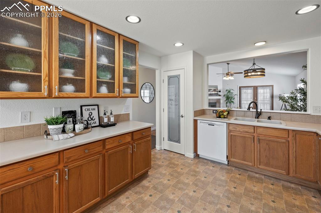 Image 6 of 41: Kitchen