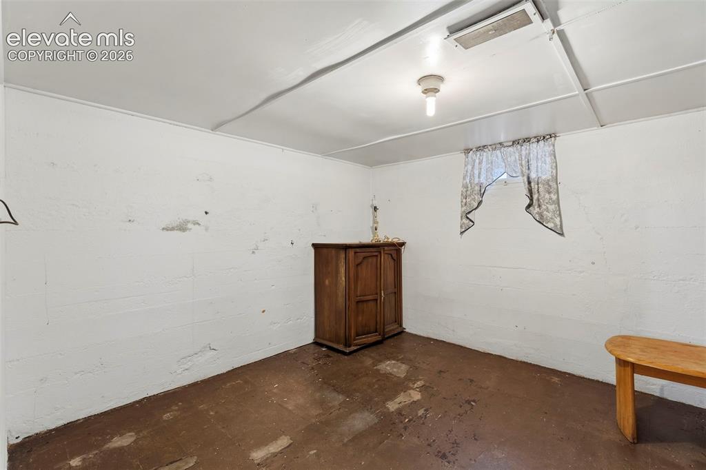 Image 19 of 29: Flex Room for Office, Gym, etc