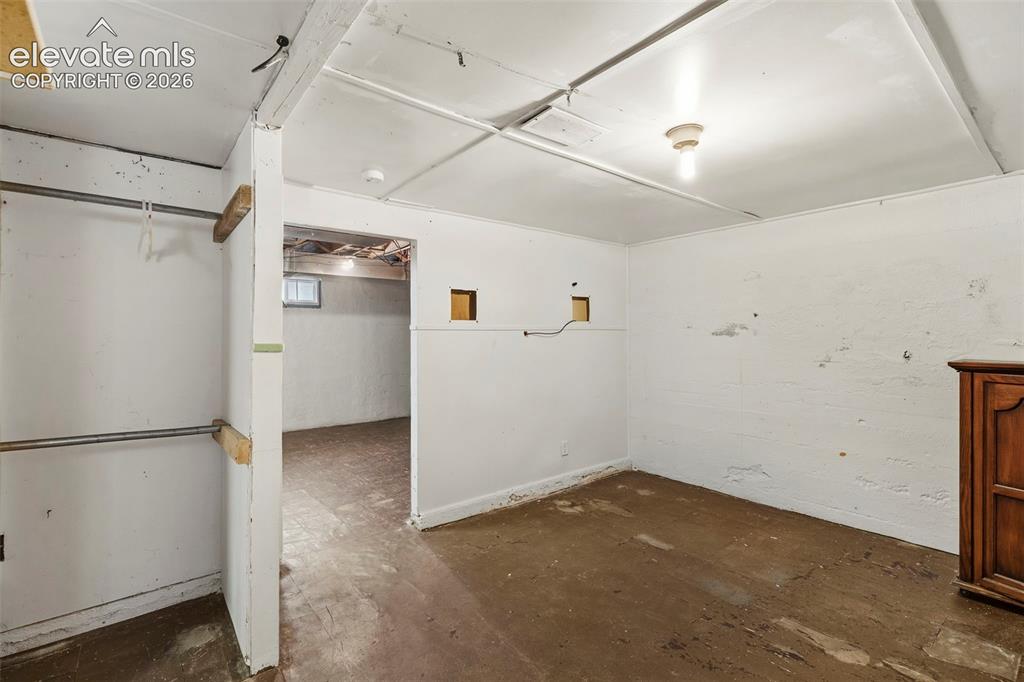 Image 20 of 29: Flex Room for Office, Gym, etc