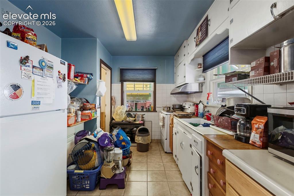 Image 9 of 29: Kitchen
