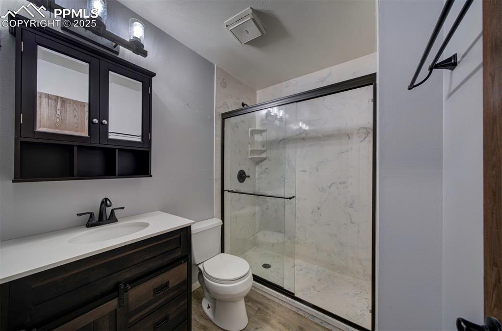 Image 16 of 36: Bathroom