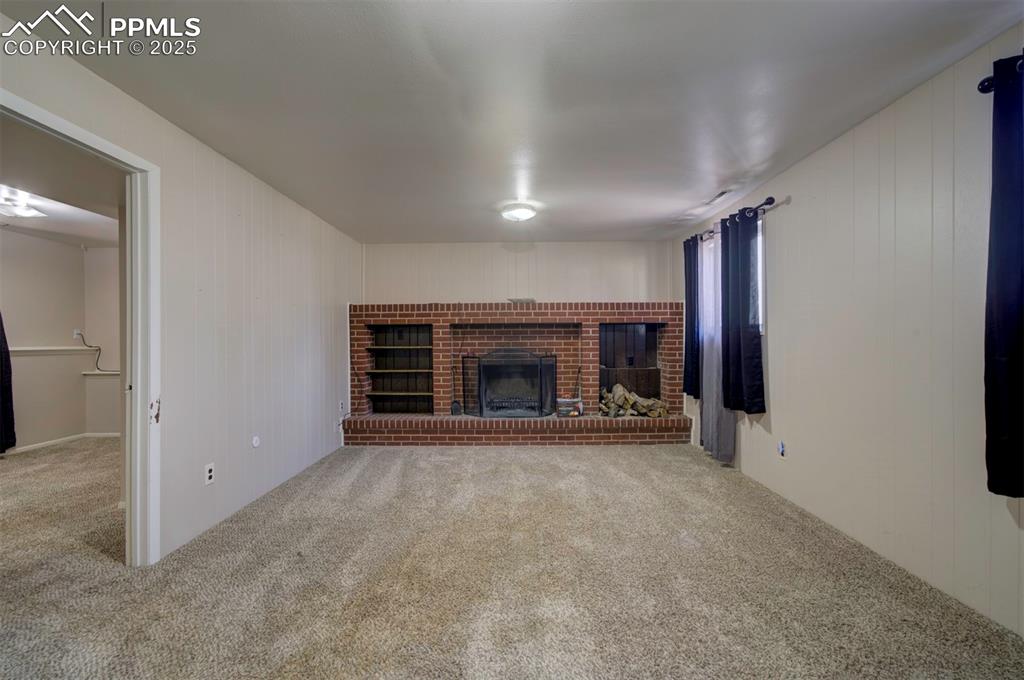 Image 17 of 36: Family Room