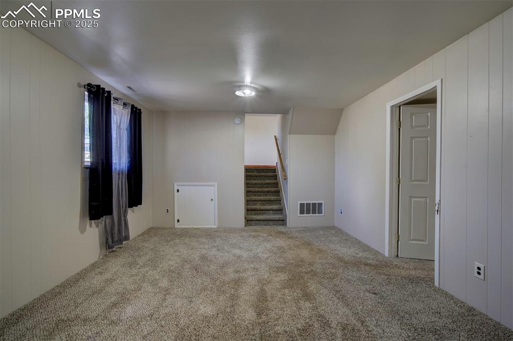 Image 18 of 36: Family Room