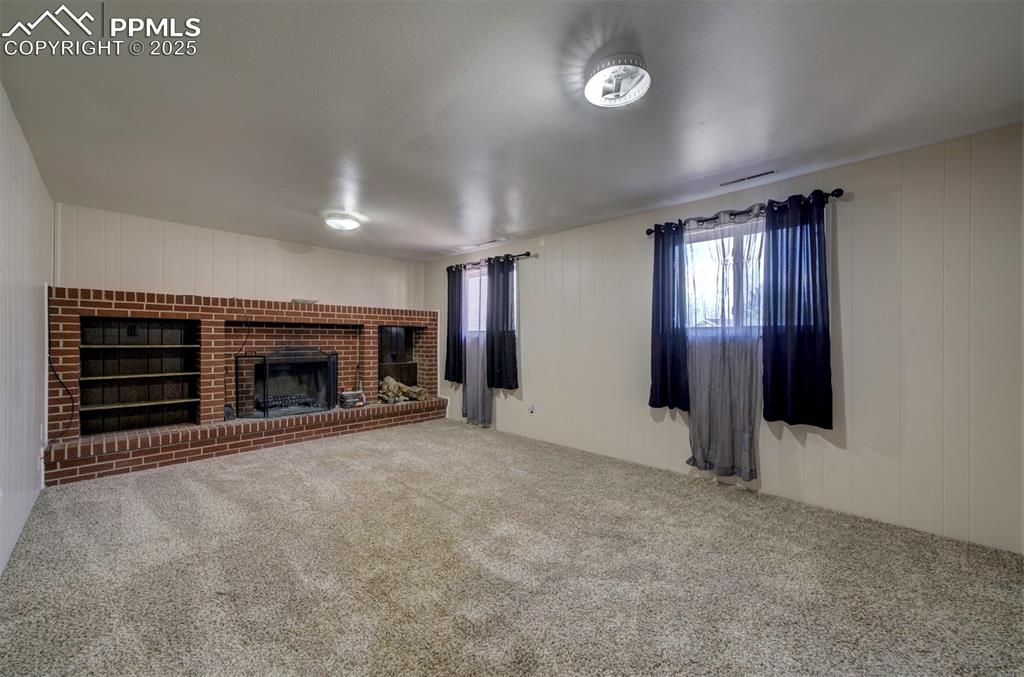 Image 19 of 36: Family Room