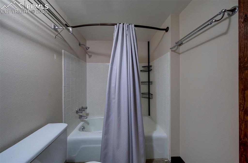 Image 22 of 36: Bathroom