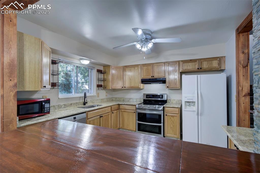 Image 7 of 36: Kitchen