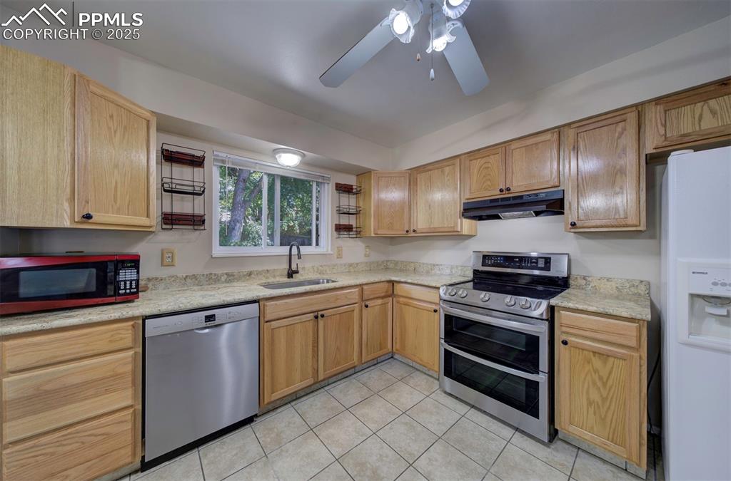 Image 8 of 36: Kitchen