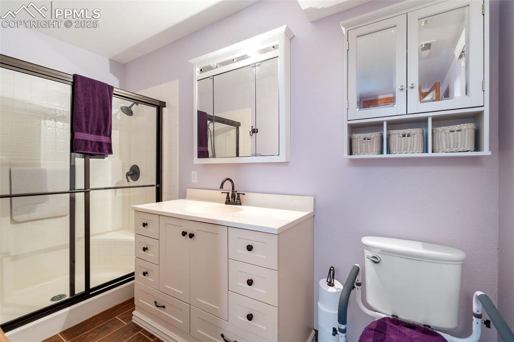 Image 29 of 38: Private ensuite bath with modern finishes