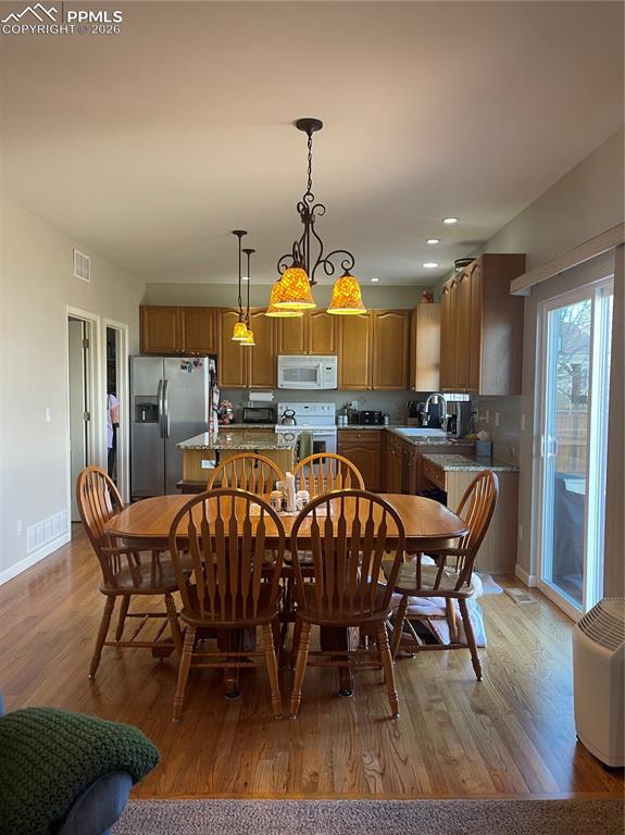 Image 13 of 19: Dining Area