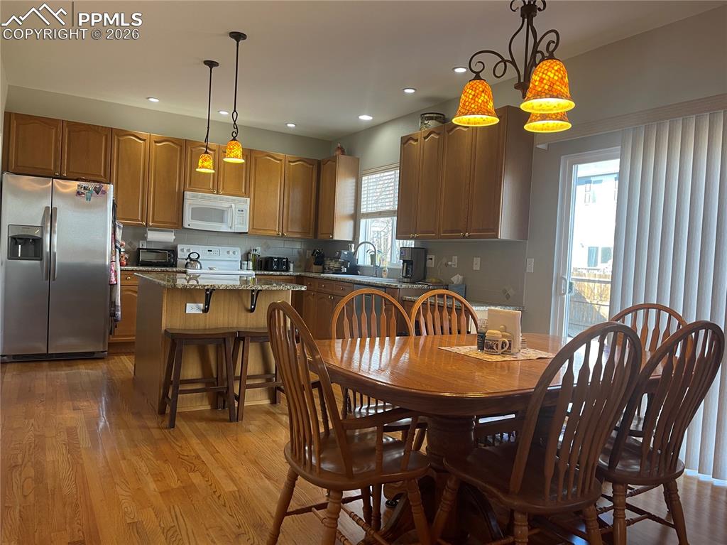 Image 19 of 19: Dining Area