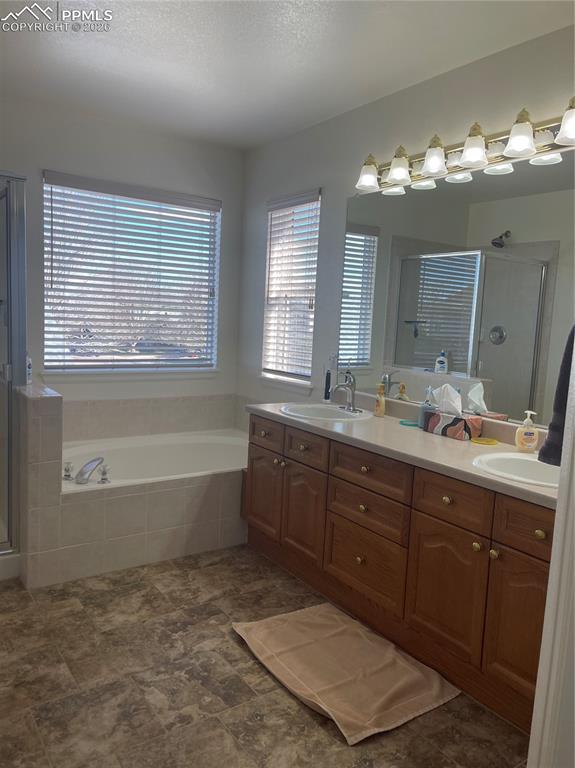 Image 6 of 19: Bathroom