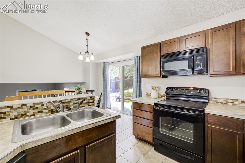 Image 16 of 48: Kitchen