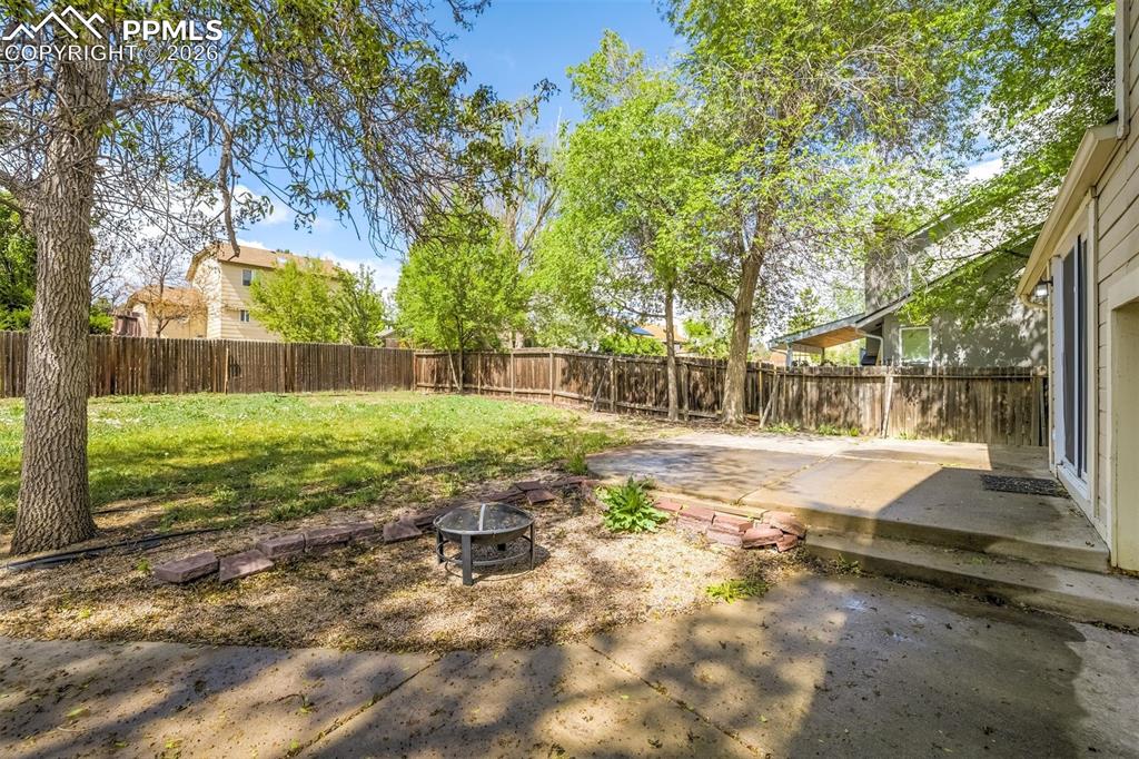Image 42 of 48: Yard