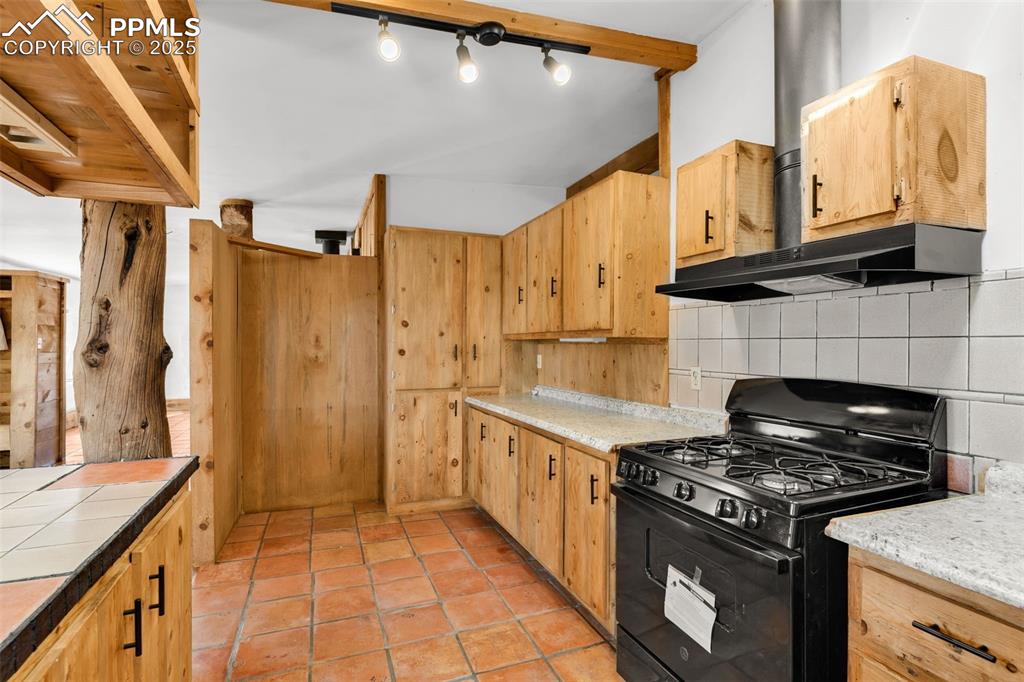 Image 10 of 46: Kitchen