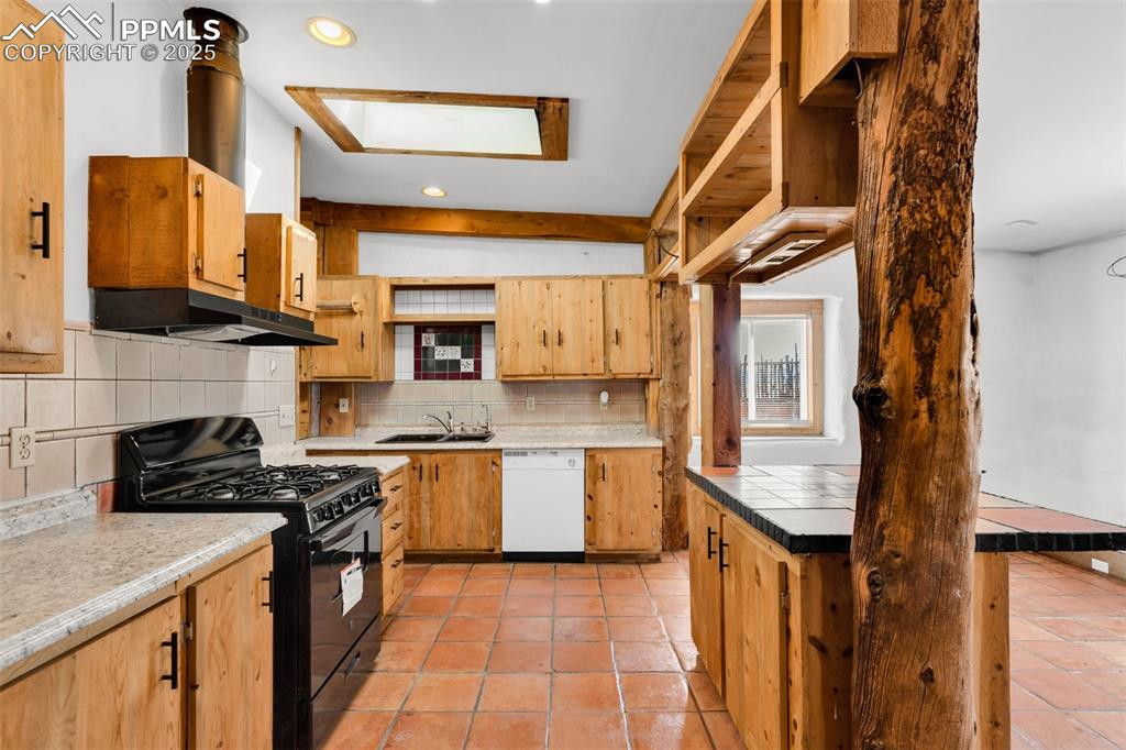 Image 11 of 46: Kitchen