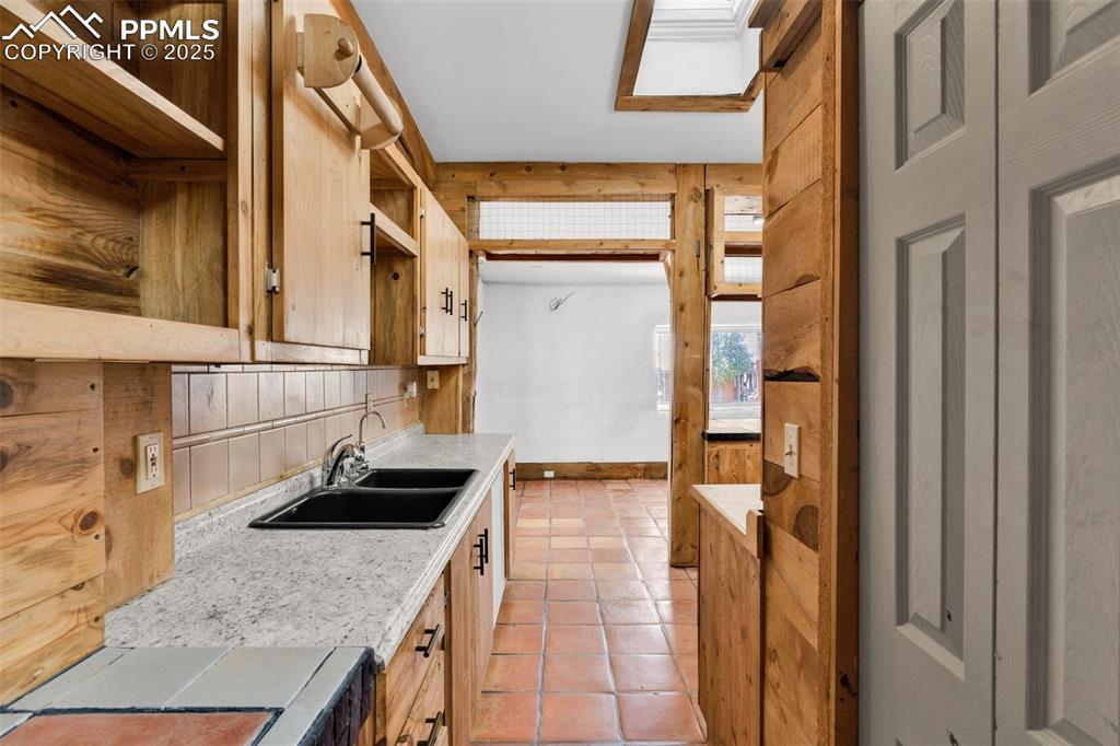 Image 13 of 46: Kitchen