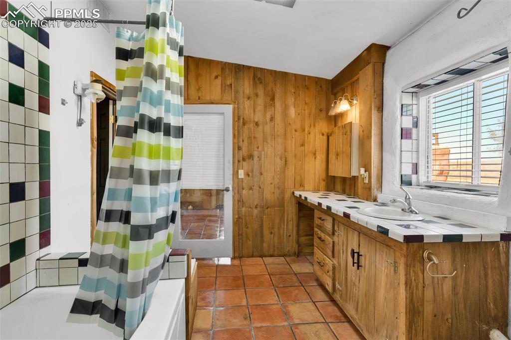 Image 18 of 46: Bathroom