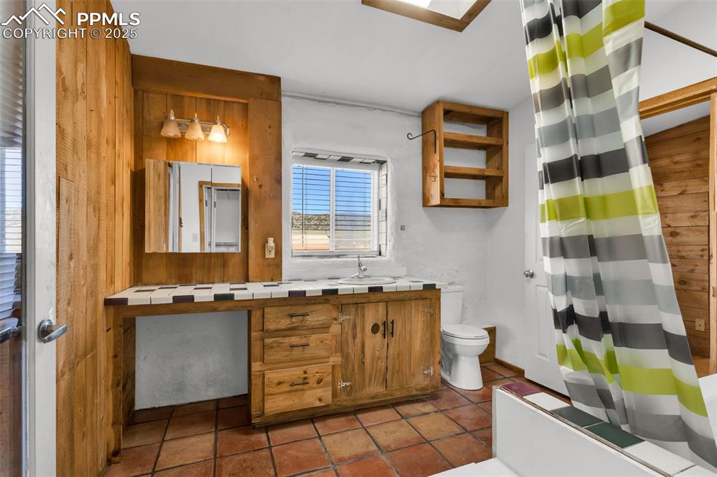 Image 19 of 46: Bathroom