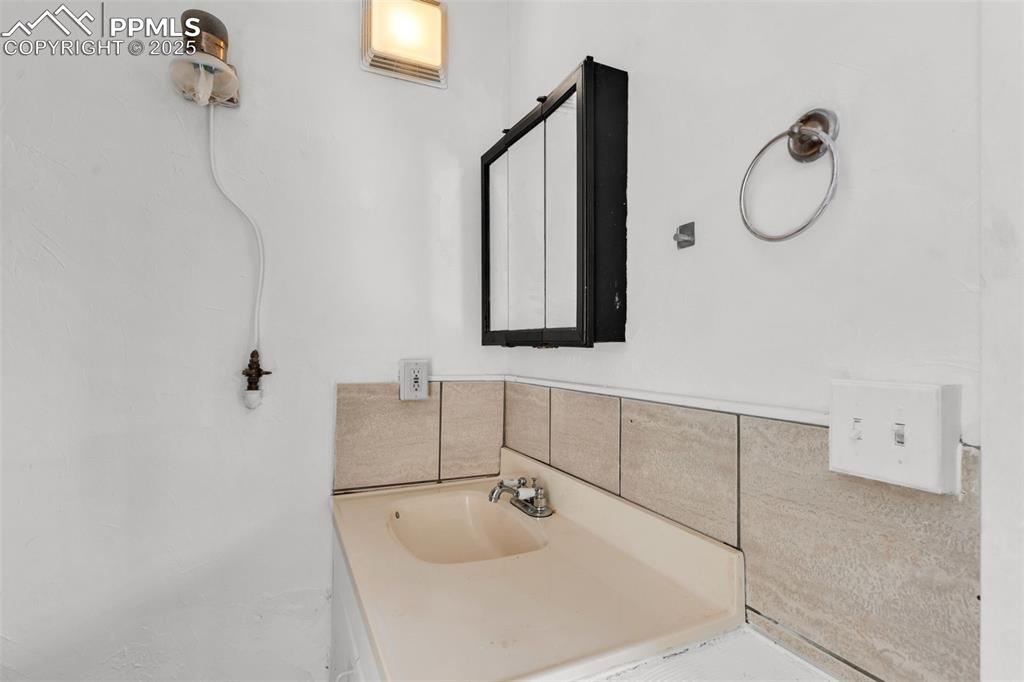 Image 28 of 46: Bathroom