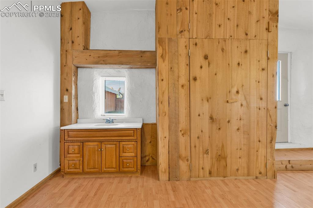 Image 32 of 46: Bathroom