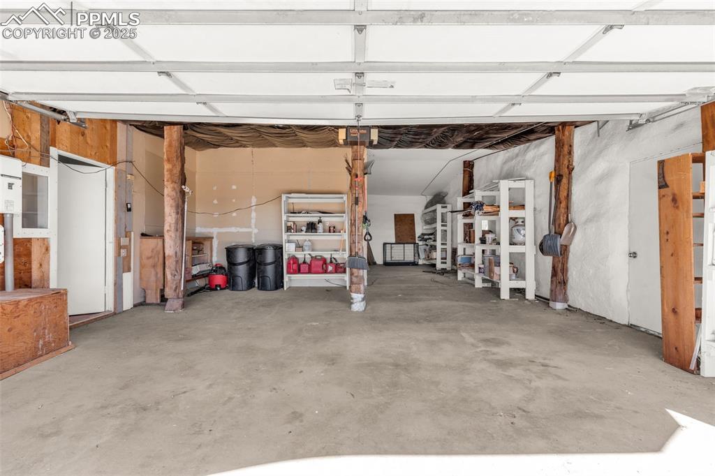 Image 33 of 46: Garage