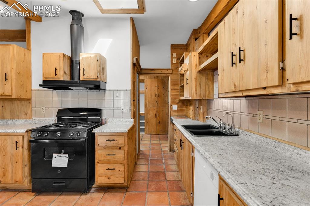 Image 9 of 46: Kitchen