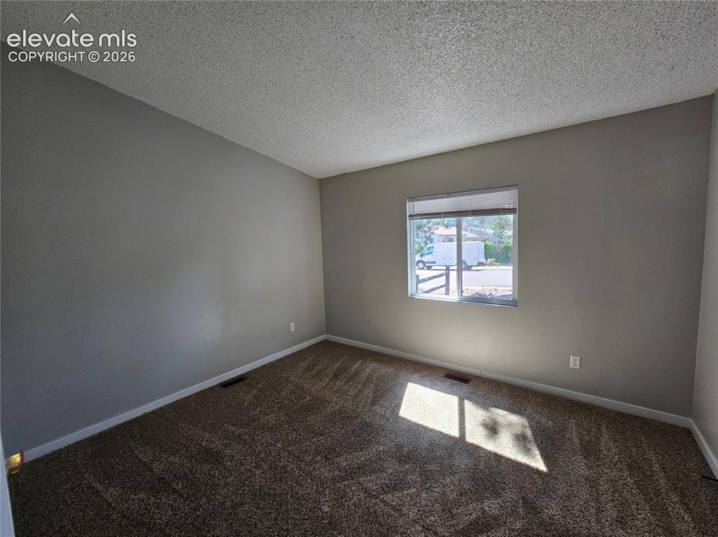Image 12 of 15: Empty room